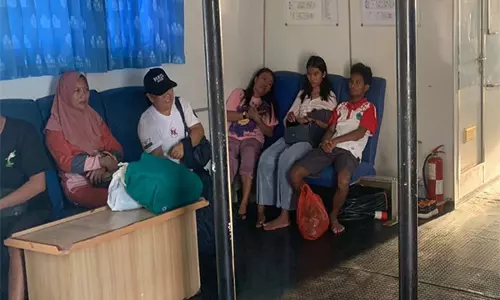 Indonesia: उत्तरी सुलावेसी में यात्री नौका में आग लगने से कम से कम 3 लोगों की मौत