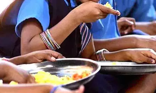 Mancherial में खाद्य विषाक्तता की घटना पर अधिकारियों की प्रतिक्रिया पर अभिभावकों ने जताया रोष
