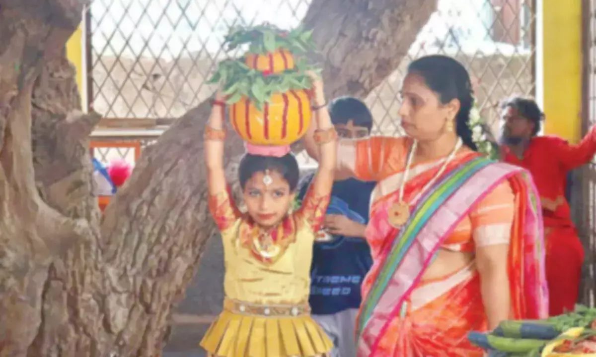 Telangana: सुन्नम चेरुवु कट्टा मैसम्मा मंदिर में बोनालु उत्सव भव्य रूप से आयोजित हुआ Telangana: सुन्नम चेरुवु कट्टा मैसम्मा मंदिर में बोनालु उत्सव भव्य रूप से आयोजित हुआ