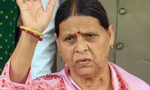 बिहार सरकार और केंद्र लोगों से उनके मताधिकार छीनने का काम कर रहे: Rabri Devi बिहार सरकार और केंद्र लोगों से उनके मताधिकार छीनने का काम कर रहे: Rabri Devi