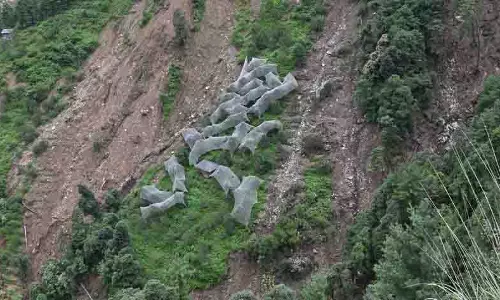 Mandi में बार-बार बादल फटने और भूस्खलन की घटनाएं खतरे की घंटी बजा रही Mandi में बार-बार बादल फटने और भूस्खलन की घटनाएं खतरे की घंटी बजा रही