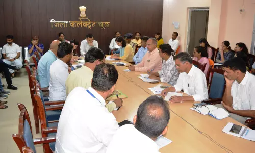 Churu: जिला कलेक्टर अभिषेक सुराणा ने आवश्यक सेवाओं की साप्ताहिक समीक्षा Churu: जिला कलेक्टर अभिषेक सुराणा ने आवश्यक सेवाओं की साप्ताहिक समीक्षा