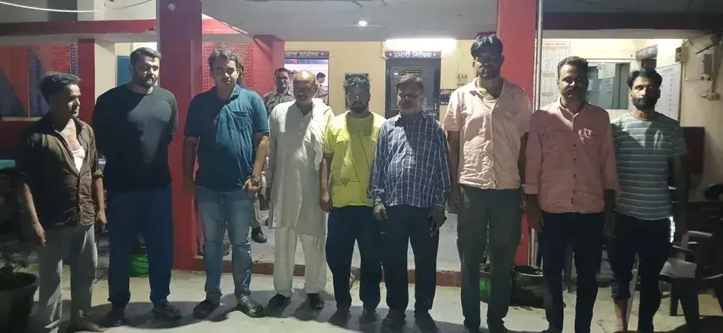 Hamirpur: पुलिस की छापेमारी में 1.60 लाख के साथ जुआरी पकड़े गए Hamirpur: पुलिस की छापेमारी में 1.60 लाख के साथ जुआरी पकड़े गए