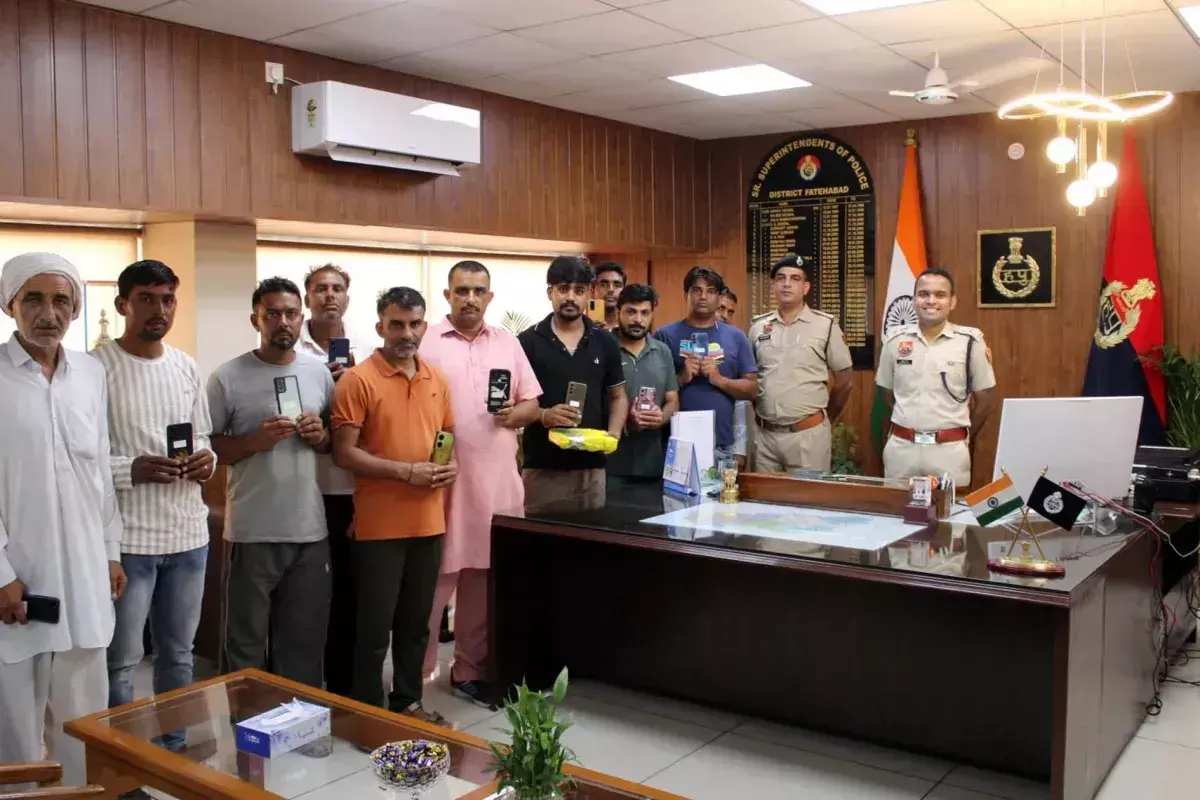 Fatehabad: पुलिस ने ढूंढ निकाले गुम मोबाइल, खुशी से झूमे मालिक Fatehabad: पुलिस ने ढूंढ निकाले गुम मोबाइल, खुशी से झूमे मालिक