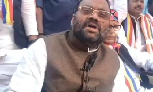 Lucknow: कांवड़ यात्रा पर सियासी टकराव, योगी ने बरसाए फूल, मौर्या ने बोला हमला Lucknow: कांवड़ यात्रा पर सियासी टकराव, योगी ने बरसाए फूल, मौर्या ने बोला हमला