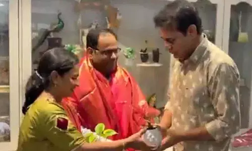 एक गरीब छात्र को मुस्कान का उपहार देकर मदद करना.. केटीआर ने मेडिकल दंपति को बधाई दी एक गरीब छात्र को मुस्कान का उपहार देकर मदद करना.. केटीआर ने मेडिकल दंपति को बधाई दी