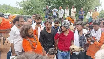 Sultanpur: गोवंशों के अवशेष मिलने से गांव में तनाव