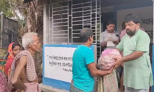 अखिल गिरि ने बाढ़ प्रभावित इलाकों में भेजी राहत सामग्री, 5 गांव बाढ़ की चपेट में अखिल गिरि ने बाढ़ प्रभावित इलाकों में भेजी राहत सामग्री, 5 गांव बाढ़ की चपेट में