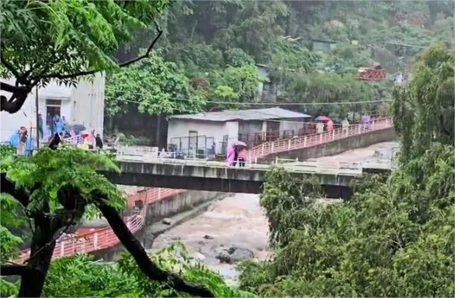 Jammu-Kashmir: मां वैष्णो देवी में भूस्खलन के दौरान 1 पर्यटक की मौत, 6 घायल Jammu-Kashmir: मां वैष्णो देवी में भूस्खलन के दौरान 1 पर्यटक की मौत, 6 घायल
