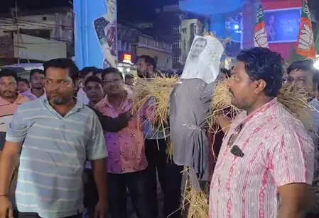 एनएसयूआई नेता की गिरफ्तारी के विरोध में भाजपा युवा मोर्चा ने राहुल गांधी का पुतला फूंका एनएसयूआई नेता की गिरफ्तारी के विरोध में भाजपा युवा मोर्चा ने राहुल गांधी का पुतला फूंका
