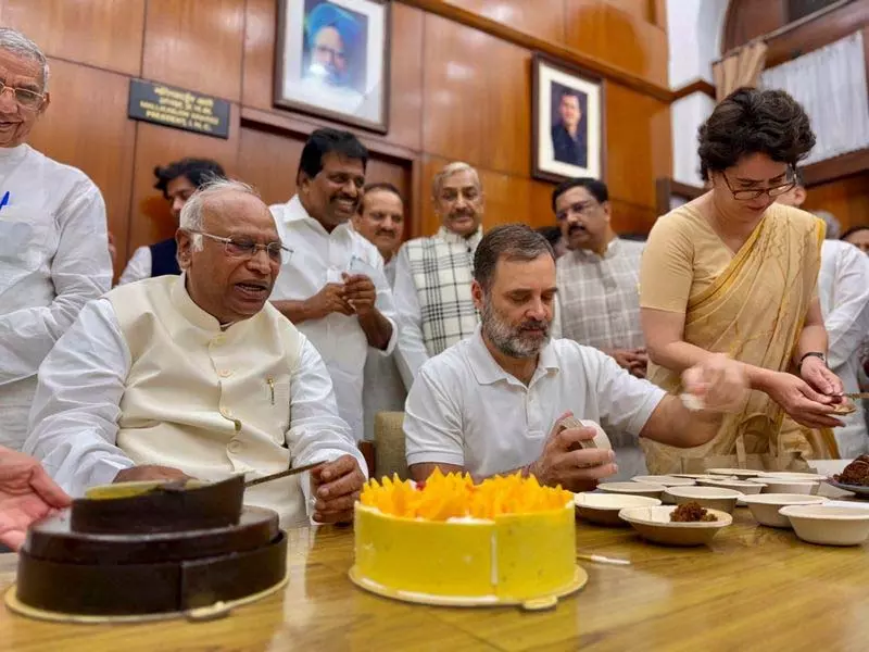 कांग्रेस ने संसद में मनाया अध्यक्ष खड़गे का जन्मदिन कांग्रेस ने संसद में मनाया अध्यक्ष खड़गे का जन्मदिन