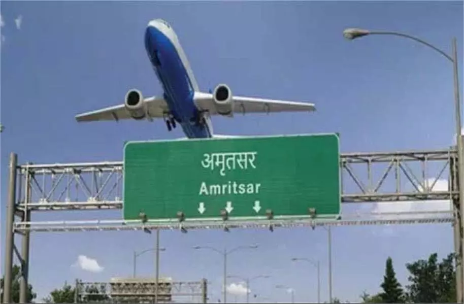 Amritsar: हवाई अड्डे पर बम विस्फोट की धमकी, यात्रियों में दहशत Amritsar: हवाई अड्डे पर बम विस्फोट की धमकी, यात्रियों में दहशत