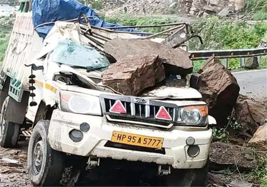 Himachal: चलती गाड़ी पर पहाड़ी से गिरे पत्थर, इस भीषण हादसे में बाल-बाल बचे 2 लोग Himachal: चलती गाड़ी पर पहाड़ी से गिरे पत्थर, इस भीषण हादसे में बाल-बाल बचे 2 लोग