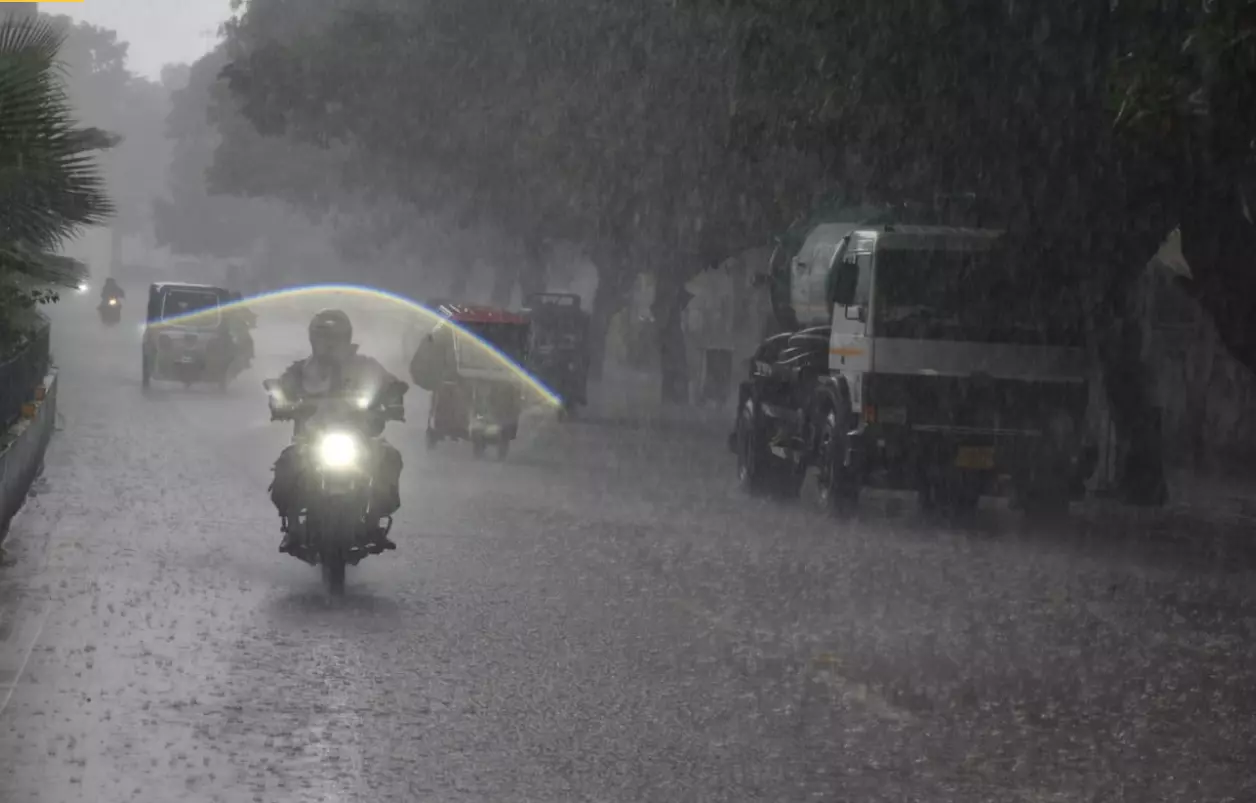 15 मिनट की तेज बारिश से रायपुर शहर में जलभराव 15 मिनट की तेज बारिश से रायपुर शहर में जलभराव