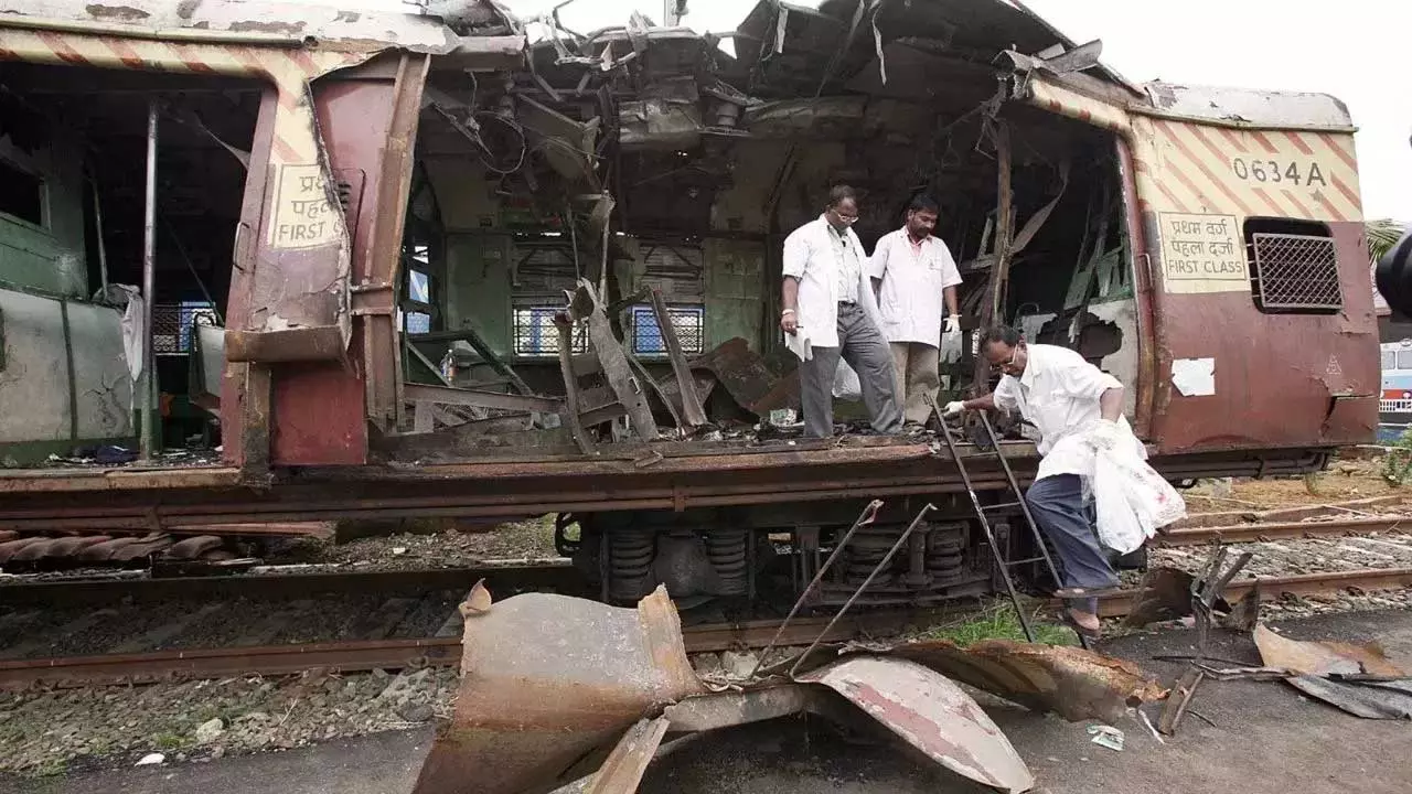 सीरियल ब्लास्ट: 12 आरोपी बरी, हाईकोर्ट के फैसले को सुप्रीम कोर्ट में दी गई चुनौती सीरियल ब्लास्ट: 12 आरोपी बरी, हाईकोर्ट के फैसले को सुप्रीम कोर्ट में दी गई चुनौती