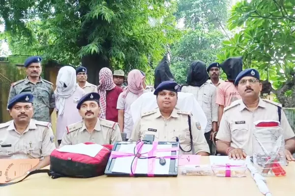 Dhanbad में ज्वेलरी शॉप चोरी कांड का खुलासा, छह आरोपी चढ़े पुलिस के हत्थे Dhanbad में ज्वेलरी शॉप चोरी कांड का खुलासा, छह आरोपी चढ़े पुलिस के हत्थे