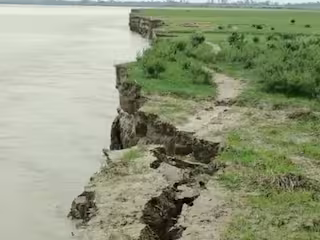 Baliya: गंगा का जलस्तर बढ़ा, किनारे बसे घर बहाव में समाए Baliya: गंगा का जलस्तर बढ़ा, किनारे बसे घर बहाव में समाए