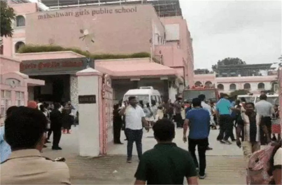 Jaipur : MGPS स्कूल को बम से उड़ाने की धमकी, 3500 छात्रों को सुरक्षित निकाला गया Jaipur : MGPS स्कूल को बम से उड़ाने की धमकी, 3500 छात्रों को सुरक्षित निकाला गया
