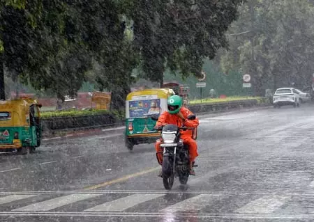दिल्ली-एनसीआर में तेज बारिश से मौसम हुआ सुहावना, आईएमडी का अगले छह दिनों के लिए अलर्ट दिल्ली-एनसीआर में तेज बारिश से मौसम हुआ सुहावना, आईएमडी का अगले छह दिनों के लिए अलर्ट