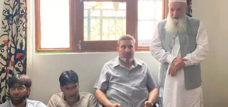 अल्ताफ बुखारी ने नादिरगुंड और पीरबाग जाकर शोक संवेदना व्यक्त की अल्ताफ बुखारी ने नादिरगुंड और पीरबाग जाकर शोक संवेदना व्यक्त की
