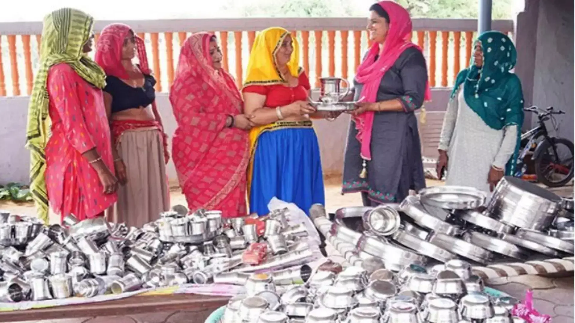 Jhunjhunu: ग्रामीणों को बैंकिंग योजनाओं से जोड़ने की पहल, हर पंचायत में लग रहे शिविर Jhunjhunu: ग्रामीणों को बैंकिंग योजनाओं से जोड़ने की पहल, हर पंचायत में लग रहे शिविर