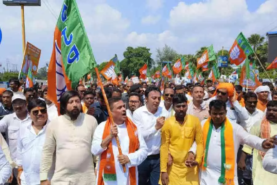 शुभेंदु अधिकारी ने Mamata Banerjee और उनकी पार्टी के खिलाफ घुसपैठिया कार्ड खेला शुभेंदु अधिकारी ने Mamata Banerjee और उनकी पार्टी के खिलाफ घुसपैठिया कार्ड खेला