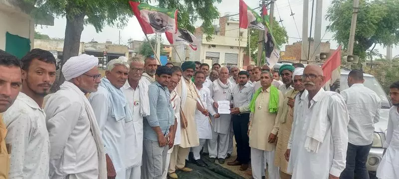 Haryana : भूना में बिजली की समस्या को लेकर किसानों का प्रदर्शन Haryana : भूना में बिजली की समस्या को लेकर किसानों का प्रदर्शन
