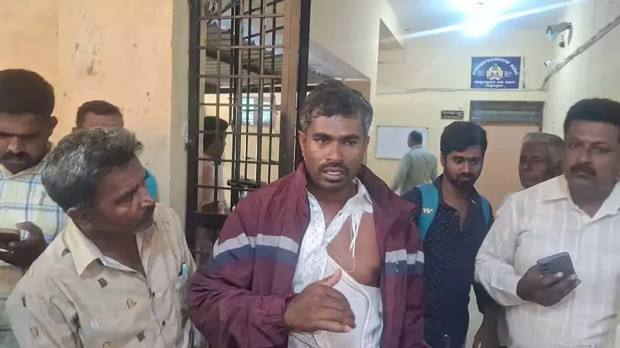 Doddaballapura : इस्तीफा न देने वाले ग्राम पंचायत अध्यक्ष पर सदस्यों ने किया हमला Doddaballapura : इस्तीफा न देने वाले ग्राम पंचायत अध्यक्ष पर सदस्यों ने किया हमला