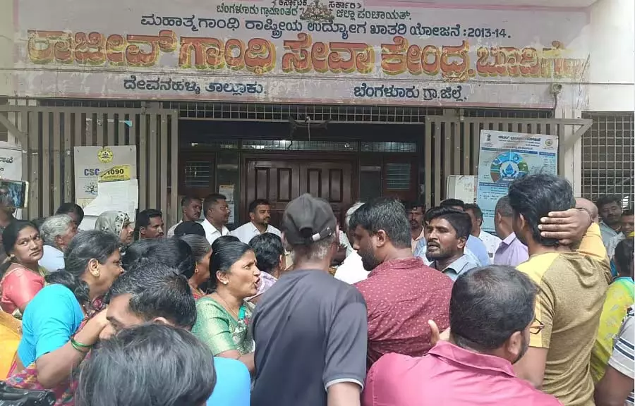 Devanahalli : पेयजल की मांग को लेकर ग्राम पंचायत में तालाबंदी Devanahalli : पेयजल की मांग को लेकर ग्राम पंचायत में तालाबंदी