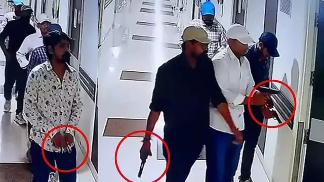 अस्पताल के ICU में गैंगस्टर की हत्या: पुलिस ने आरोपियों पर फायरिंग की, दो घायल अस्पताल के ICU में गैंगस्टर की हत्या: पुलिस ने आरोपियों पर फायरिंग की, दो घायल