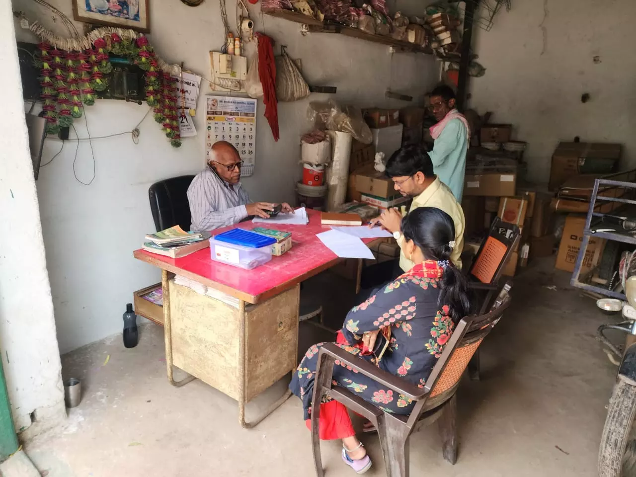 त्योहारी सीजन में खाद्य एवं औषधि प्रशासन की टीम ने चलाया जांच अभियान त्योहारी सीजन में खाद्य एवं औषधि प्रशासन की टीम ने चलाया जांच अभियान