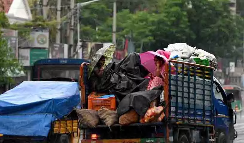 Hyderabad और आसपास के जिलों में भारी बारिश जारी Hyderabad और आसपास के जिलों में भारी बारिश जारी