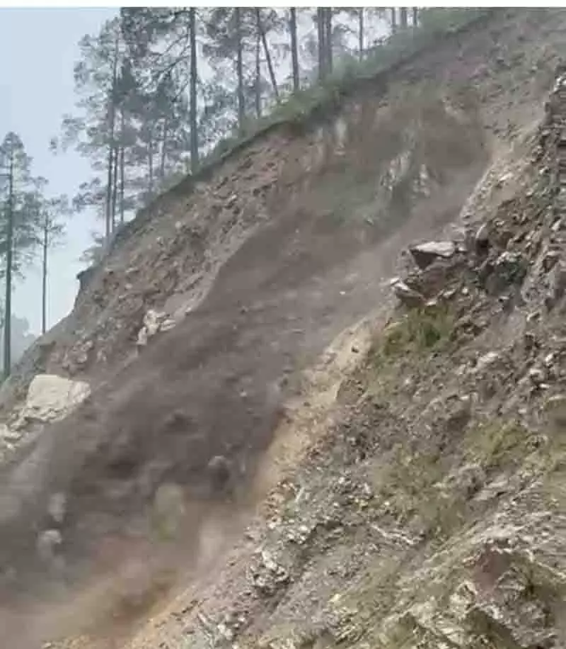 Manali में भूस्खलन से चंडीगढ़-मनाली राजमार्ग अवरुद्ध, यातायात ठप Manali में भूस्खलन से चंडीगढ़-मनाली राजमार्ग अवरुद्ध, यातायात ठप