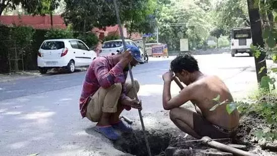 31 वर्षीय व्यक्ति की मैनहोल में सफाई के दौरान मौत, मामला गरमाया 31 वर्षीय व्यक्ति की मैनहोल में सफाई के दौरान मौत, मामला गरमाया