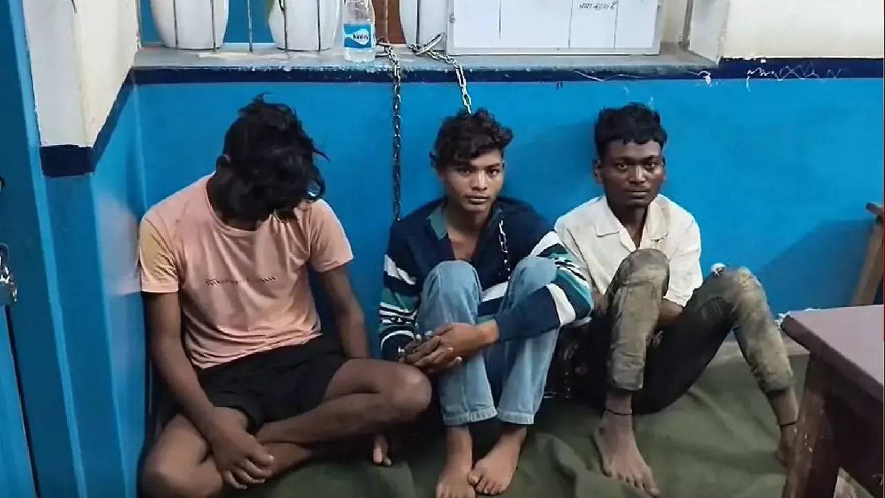 व्यापारी से मोबाइल और कैश की लूट, 3 बदमाश युवक गिरफ्तार व्यापारी से मोबाइल और कैश की लूट, 3 बदमाश युवक गिरफ्तार