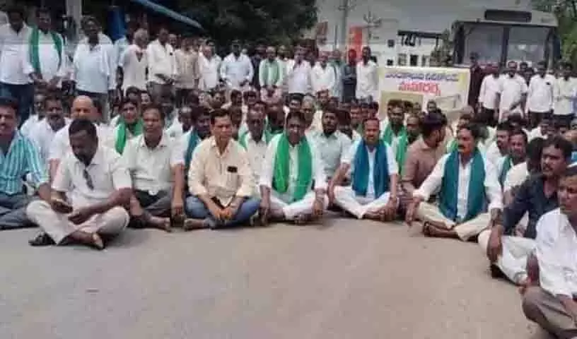 Godavari जल छोड़े जाने की मांग को लेकर कथलापुर में किसानों ने महाधरना दिया Godavari जल छोड़े जाने की मांग को लेकर कथलापुर में किसानों ने महाधरना दिया