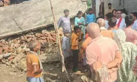 Fatehpur: जमीन विवाद में प्रशासन ने दलित विकलांग का मकान तोडा Fatehpur: जमीन विवाद में प्रशासन ने दलित विकलांग का मकान तोडा