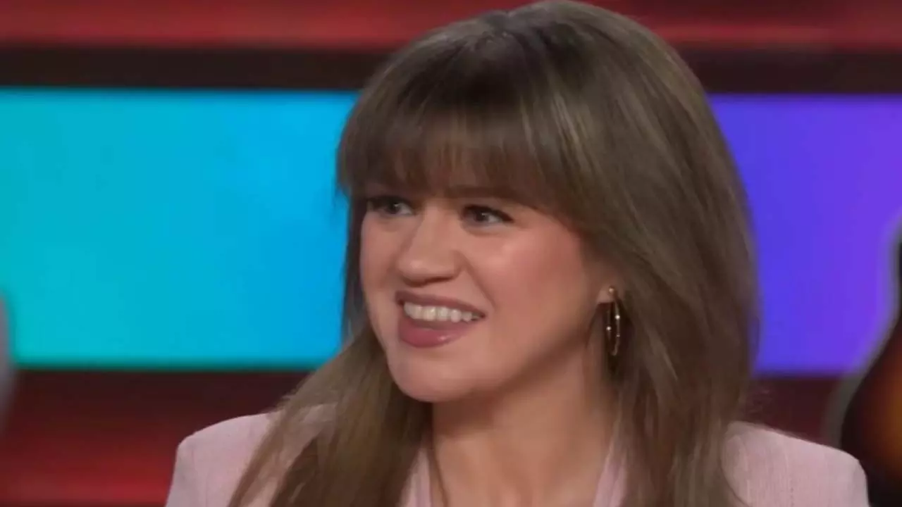 Kelly Clarkson ने प्रेम संघर्ष पर मज़ाक किया: प्रसिद्ध होने पर डेटिंग करना बहुत मुश्किल Kelly Clarkson ने प्रेम संघर्ष पर मज़ाक किया: प्रसिद्ध होने पर डेटिंग करना बहुत मुश्किल