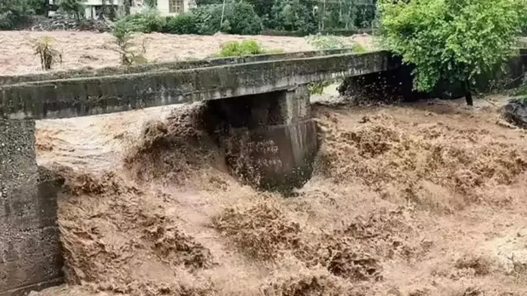 Jammu: जम्मू-कश्मीर के राजौरी में जलप्रलय जैसे हालात Jammu: जम्मू-कश्मीर के राजौरी में जलप्रलय जैसे हालात