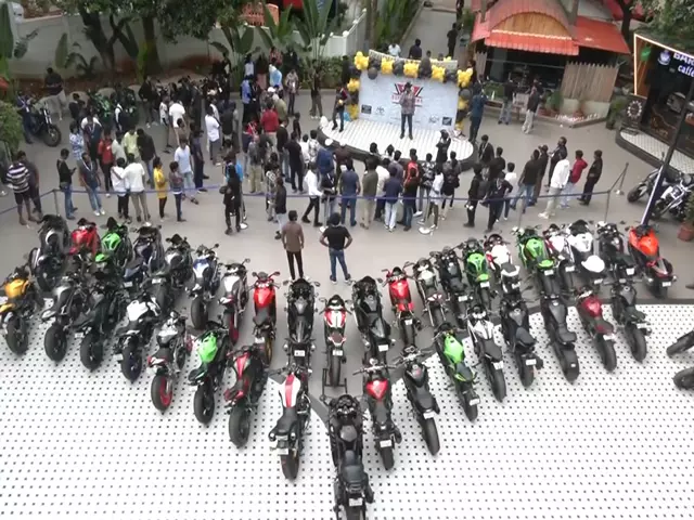 Visakhapatnam में सुपर बाइक समुदाय हेलमेट पहनने के बारे में जागरूकता फैला रहा Visakhapatnam में सुपर बाइक समुदाय हेलमेट पहनने के बारे में जागरूकता फैला रहा