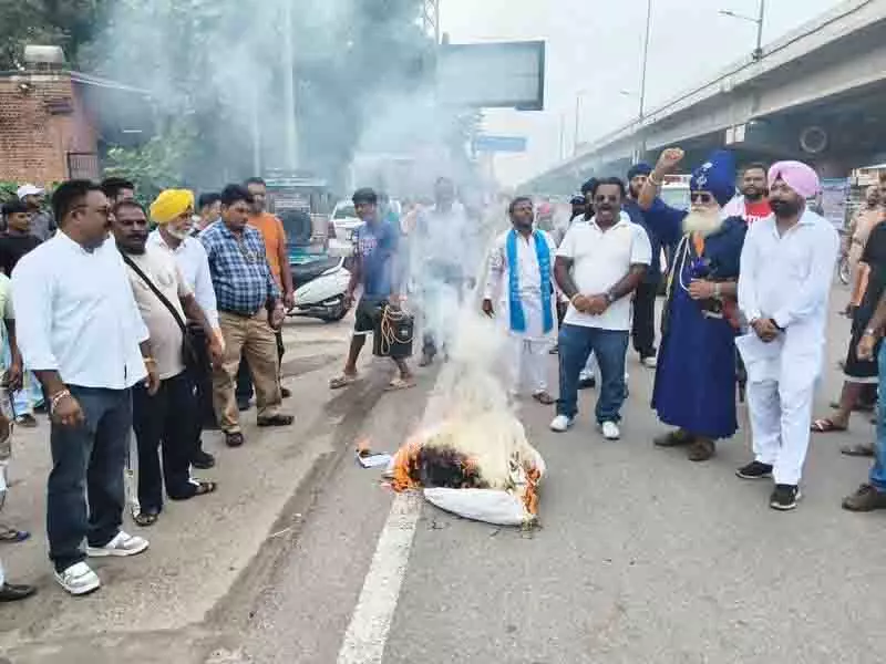 अमृतसर AAP विधायक द्वारा अपवित्रीकरण पर विरोध प्रदर्शन अमृतसर AAP विधायक द्वारा अपवित्रीकरण पर विरोध प्रदर्शन