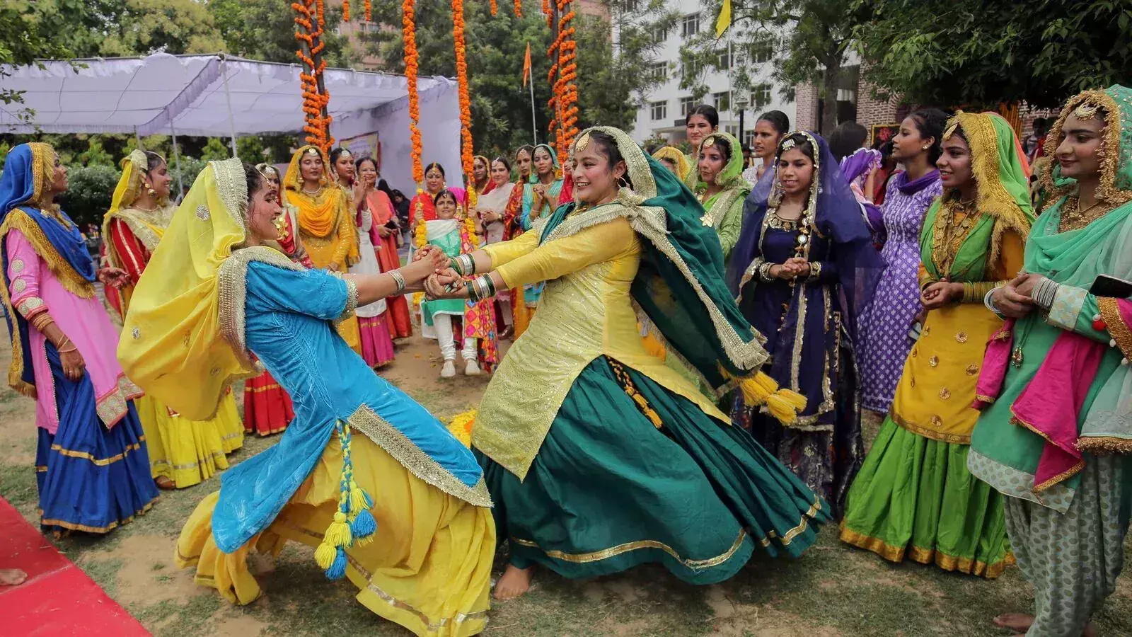 Farrukhabad: हरियाली तीज में उमड़ा उत्साह, गीत-संगीत और सौंदर्य का सुंदर संगम Farrukhabad: हरियाली तीज में उमड़ा उत्साह, गीत-संगीत और सौंदर्य का सुंदर संगम