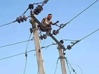 Farrukhabad: कायमगंज स्टेशन पर बिजली संकट, यात्री हुए परेशान Farrukhabad: कायमगंज स्टेशन पर बिजली संकट, यात्री हुए परेशान