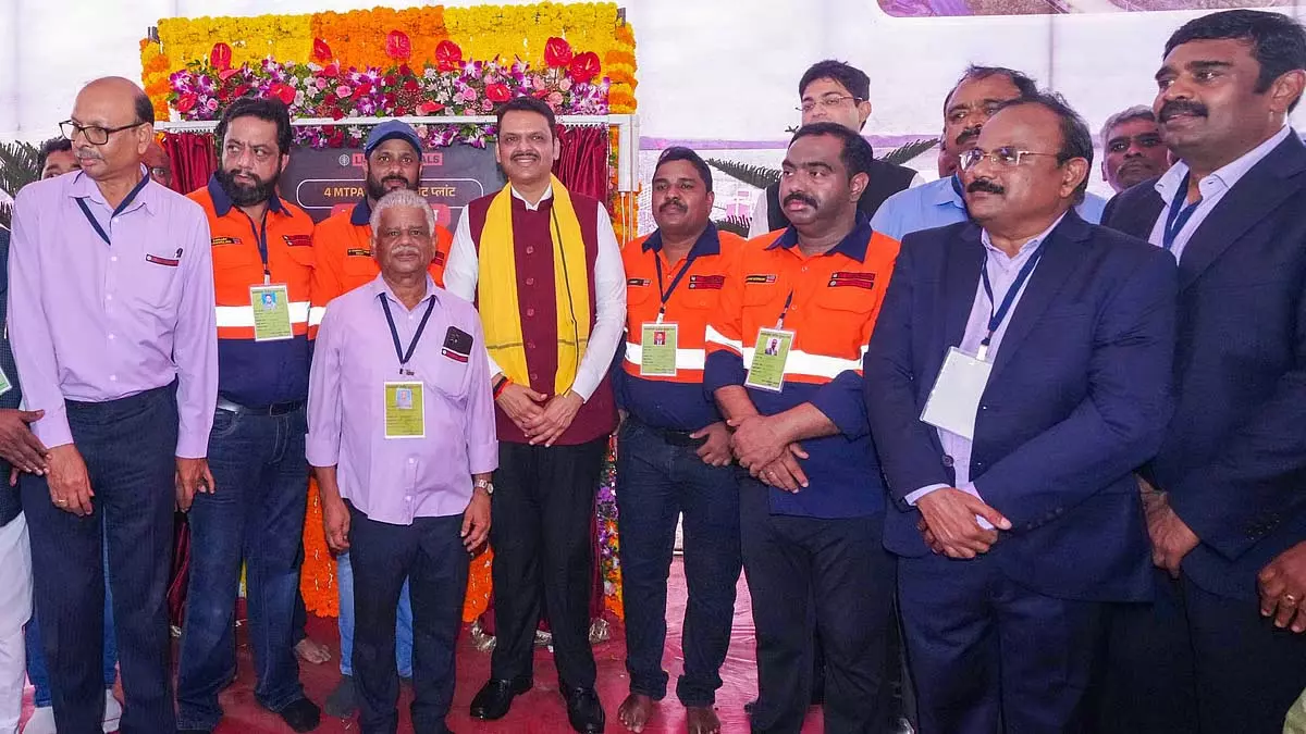 गढ़चिरौली 5 साल में महाराष्ट्र के शीर्ष 10 जिलों में शामिल होगा: CM गढ़चिरौली 5 साल में महाराष्ट्र के शीर्ष 10 जिलों में शामिल होगा: CM