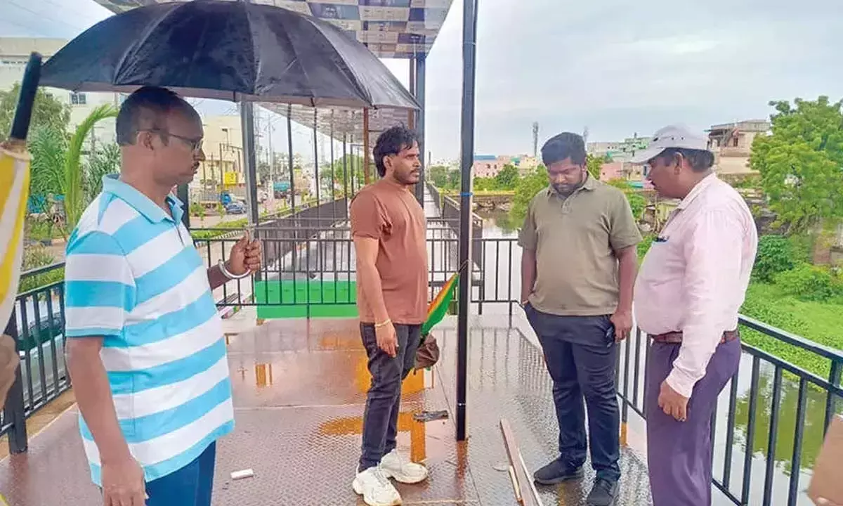 Andhra: स्मार्ट स्ट्रीट बाज़ार के काम में तेज़ी लाने को कहा गया: अधिकारियों Andhra: स्मार्ट स्ट्रीट बाज़ार के काम में तेज़ी लाने को कहा गया: अधिकारियों