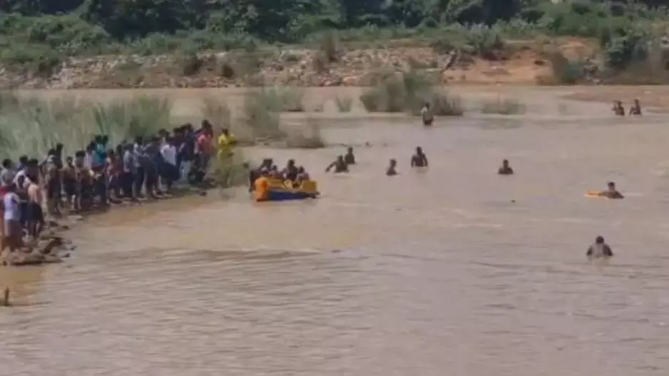 Odisha : नदी सफाई में जुटा कर्मचारी रमियाल में लापता Odisha : नदी सफाई में जुटा कर्मचारी रमियाल में लापता