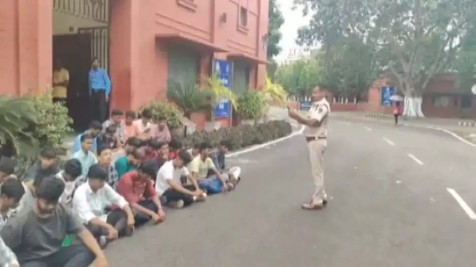रेवेनशॉ विश्वविद्यालय रैगिंग मामला, 10 छात्रों का निलंबन हटाया गया रेवेनशॉ विश्वविद्यालय रैगिंग मामला, 10 छात्रों का निलंबन हटाया गया