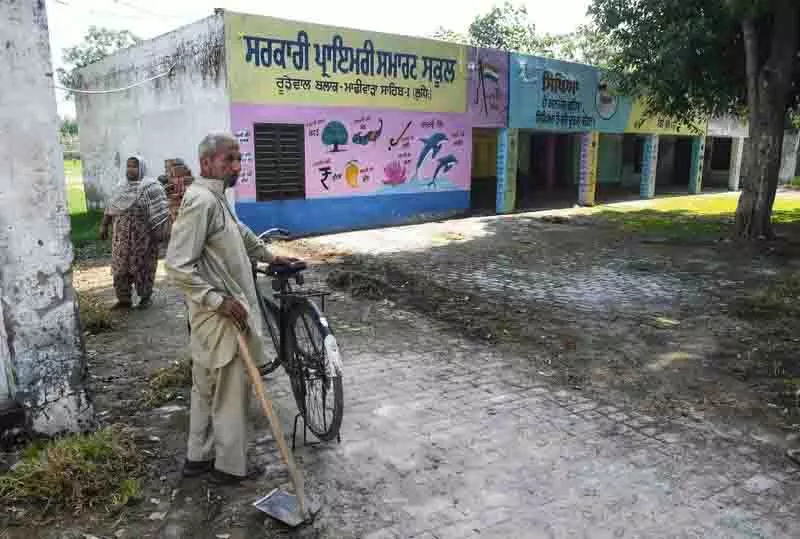 Ludhiana: रूरेवाल का स्मार्ट स्कूल सरकारी उदासीनता का शिकार Ludhiana: रूरेवाल का स्मार्ट स्कूल सरकारी उदासीनता का शिकार