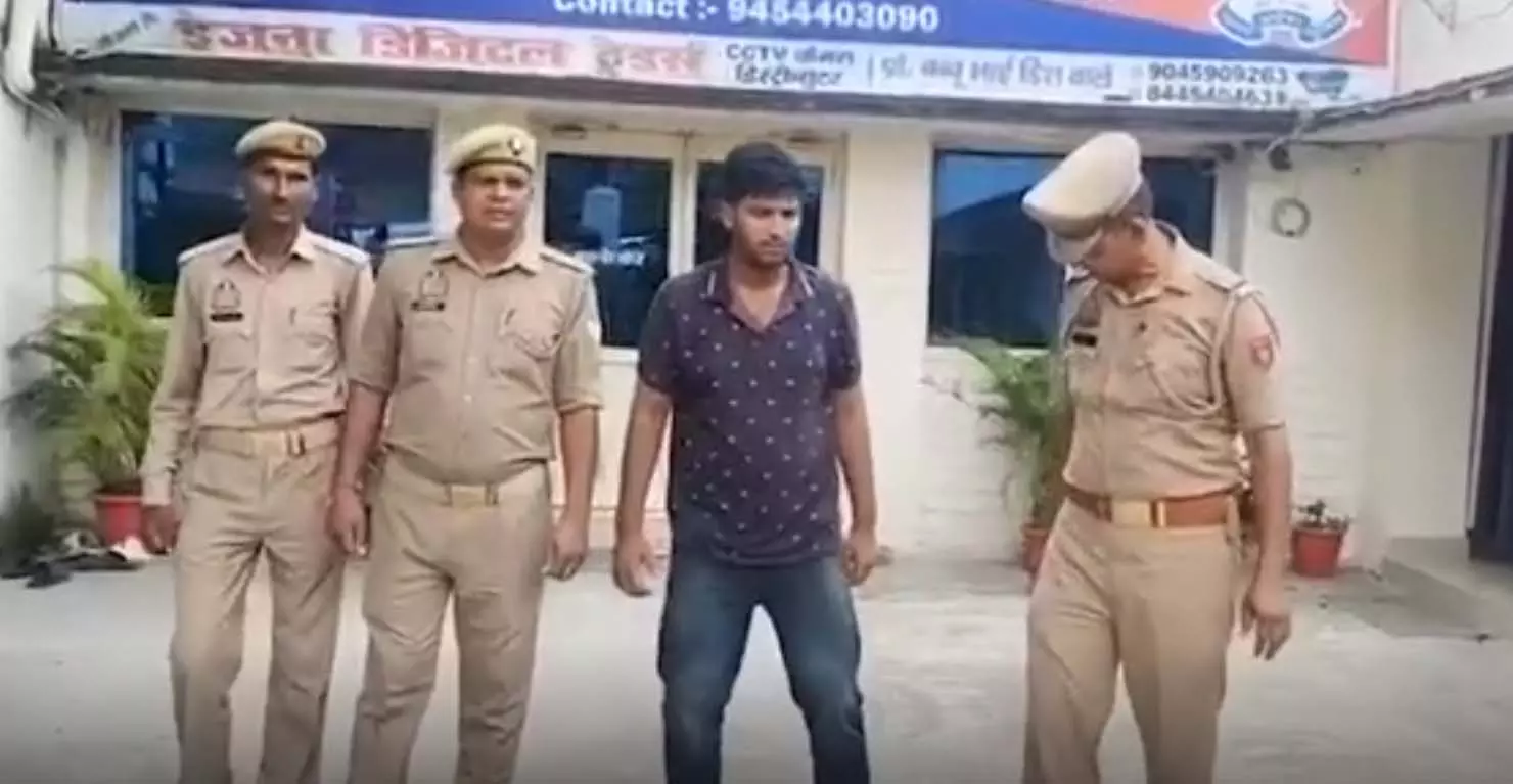 थाने में रील बनाकर वायरल करना पड़ा भारी, हुआ ये हाल थाने में रील बनाकर वायरल करना पड़ा भारी, हुआ ये हाल