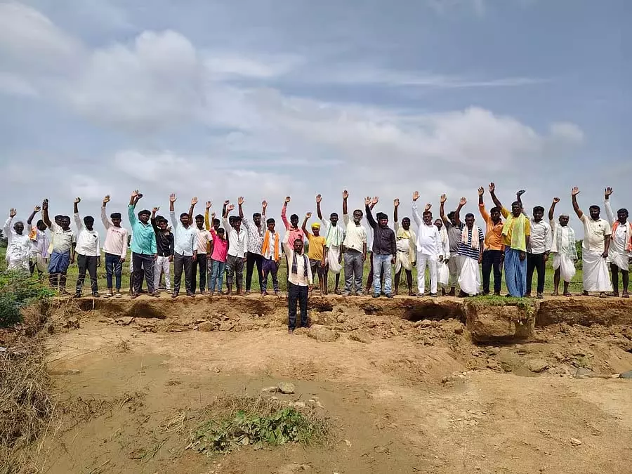 Yaragolla : सड़क मरम्मत के लिए किसानों का विरोध प्रदर्शन Yaragolla : सड़क मरम्मत के लिए किसानों का विरोध प्रदर्शन